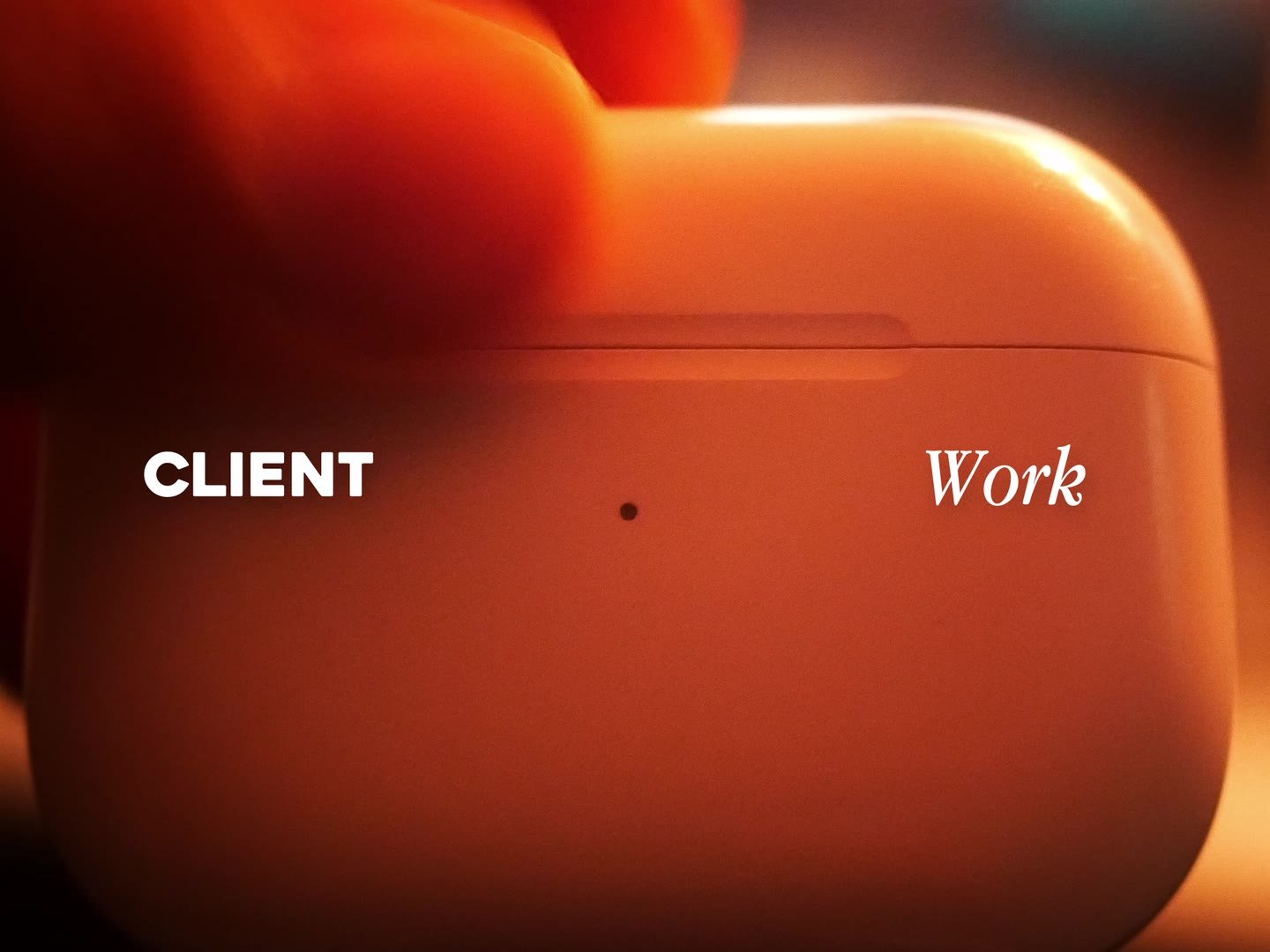 Titelbild des Films Client Work, Nahaufnahme eines Kopfhörer-Etuis in warmem Licht.