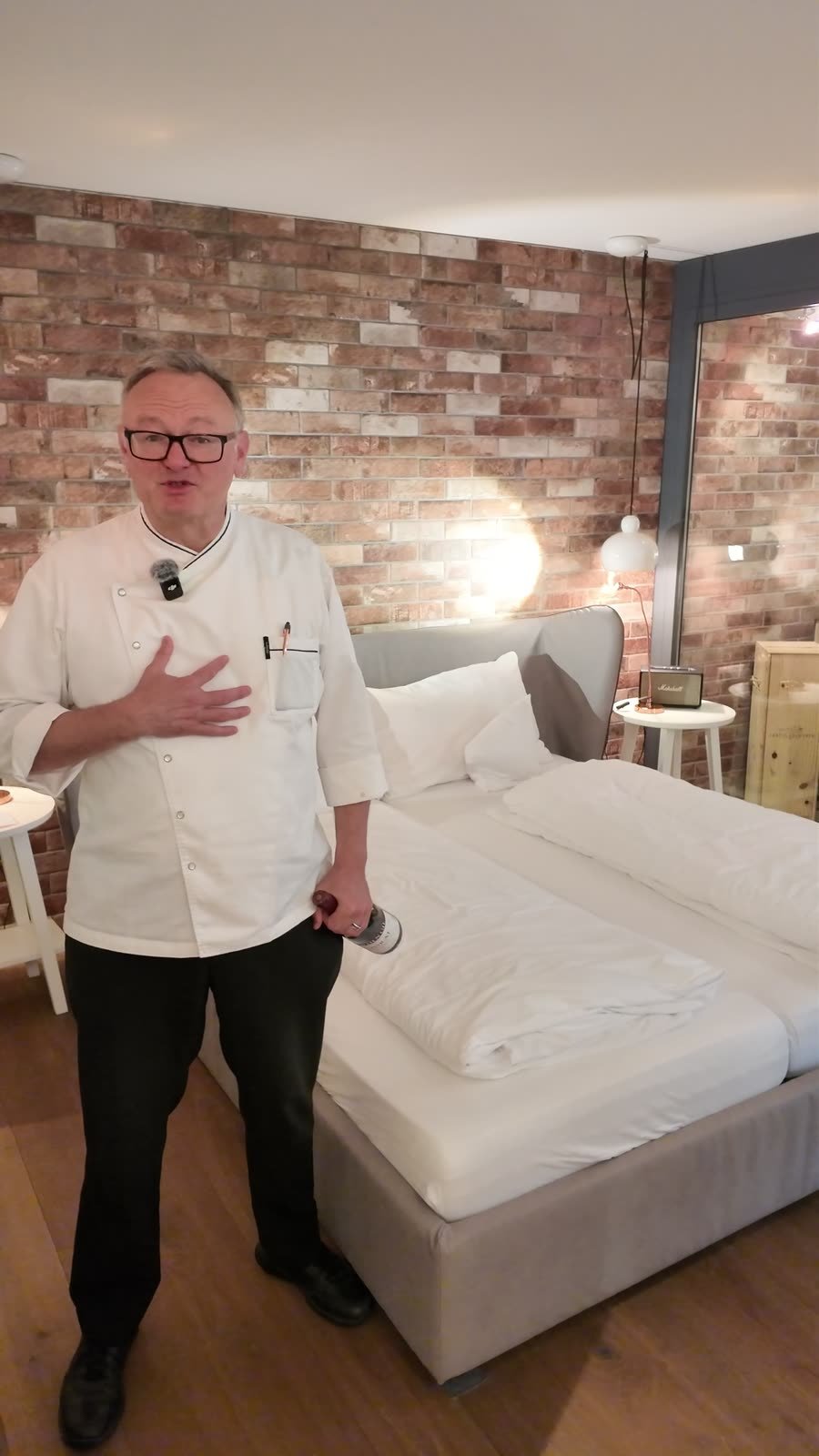 Albi von Felten steht neben dem Bett der Weinkellersuite.